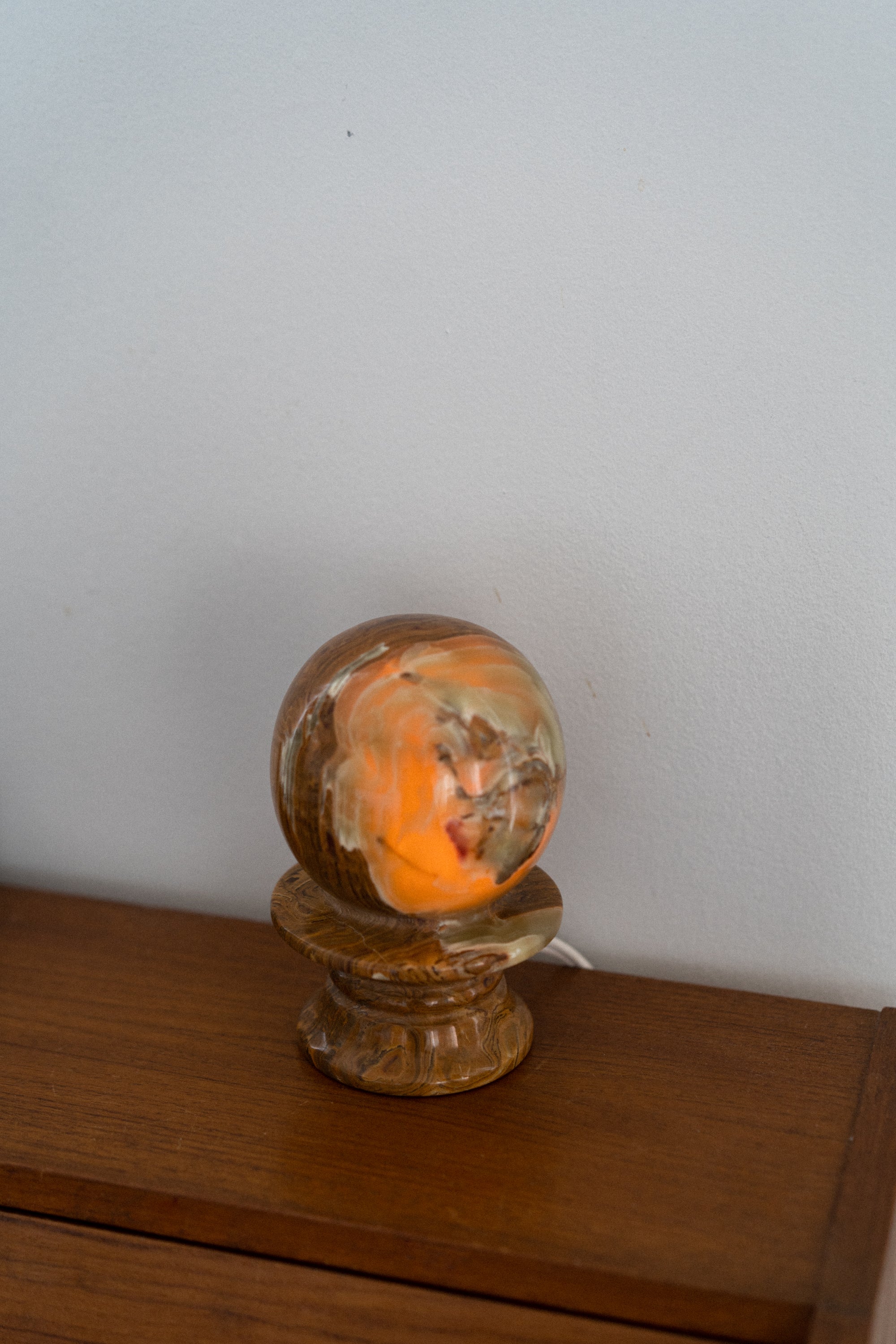 Onyx Sphere Lamp